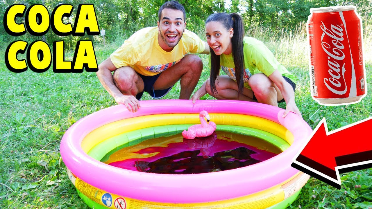 FACCIAMO IL BAGNO NELLA PISCINA DI COCA COLA!!!