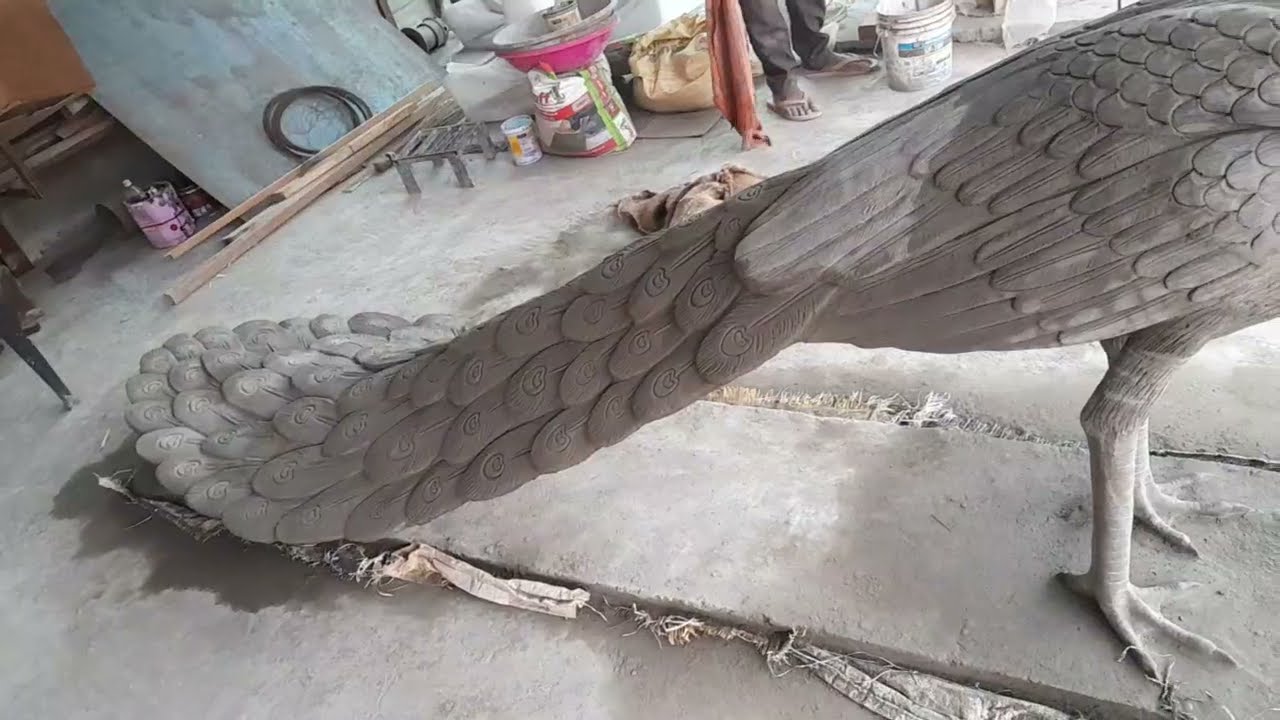 Pecock sculpture in cement 