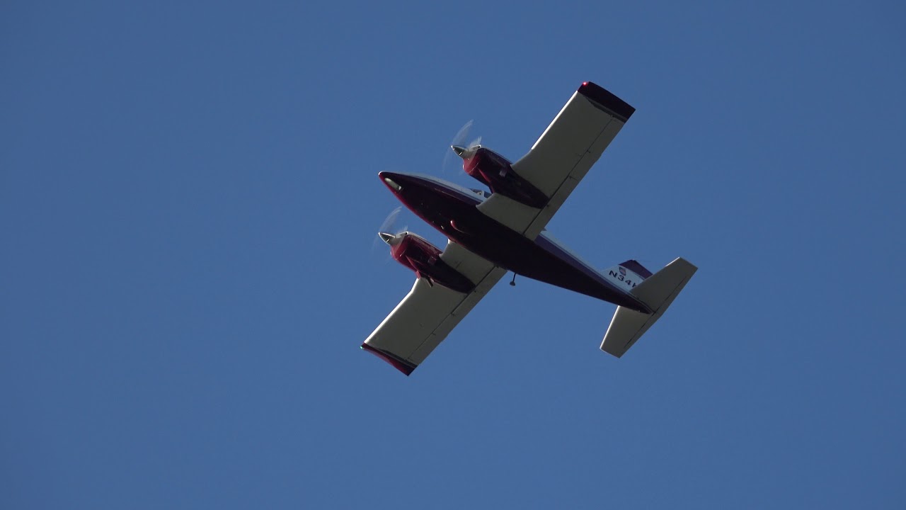 Piper PA-23-250 Aztec (N34KK) takeoff San Sebastian airport (EAS/LESO)