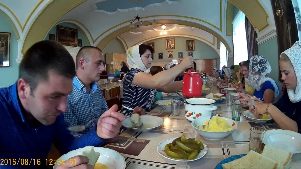 Паломники з Углі в Мукачевському монастирі.