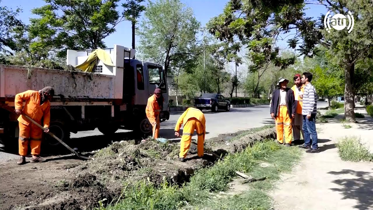 Kabul university road being cleaned by municipality workers / پاک کاری سرک پوهنتون توسط شهرداری کابل