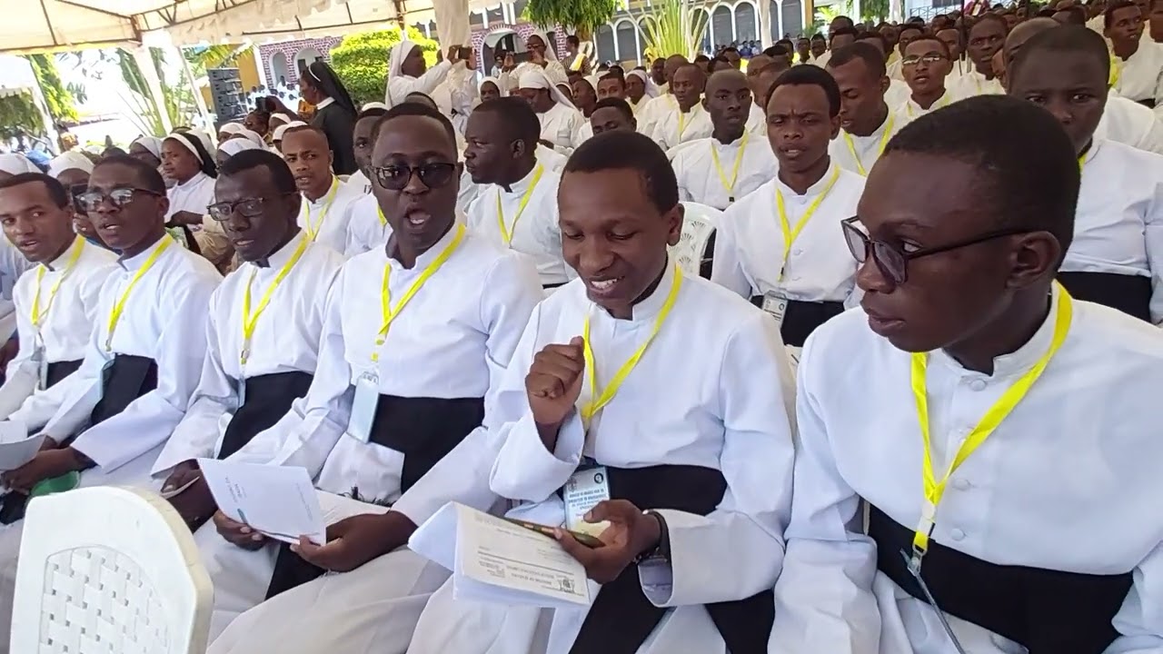 Waseminari wa Segerea wakiimba ktkJubilei yaDikasteri ya miaka400 yauenezaji injili iliyofanyika TEC