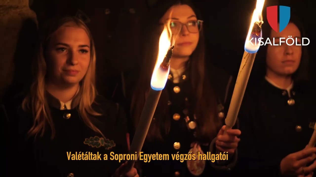 Fáklyás menettel búcsúztak a végzősök a Soproni Egyetemtől