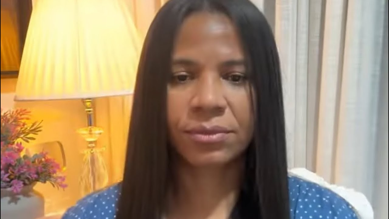 ￼ Deus revelou um homem e uma mulher saindo de cena Envergonhado no calado tentaram te envergonhar ￼
