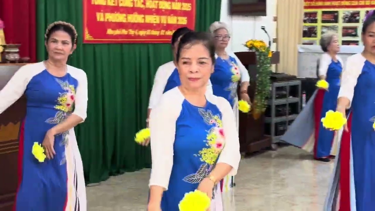 CLB biểu diễn bài múa dân vũ trên nền nhạc “Mùa Xuân Ơi!”