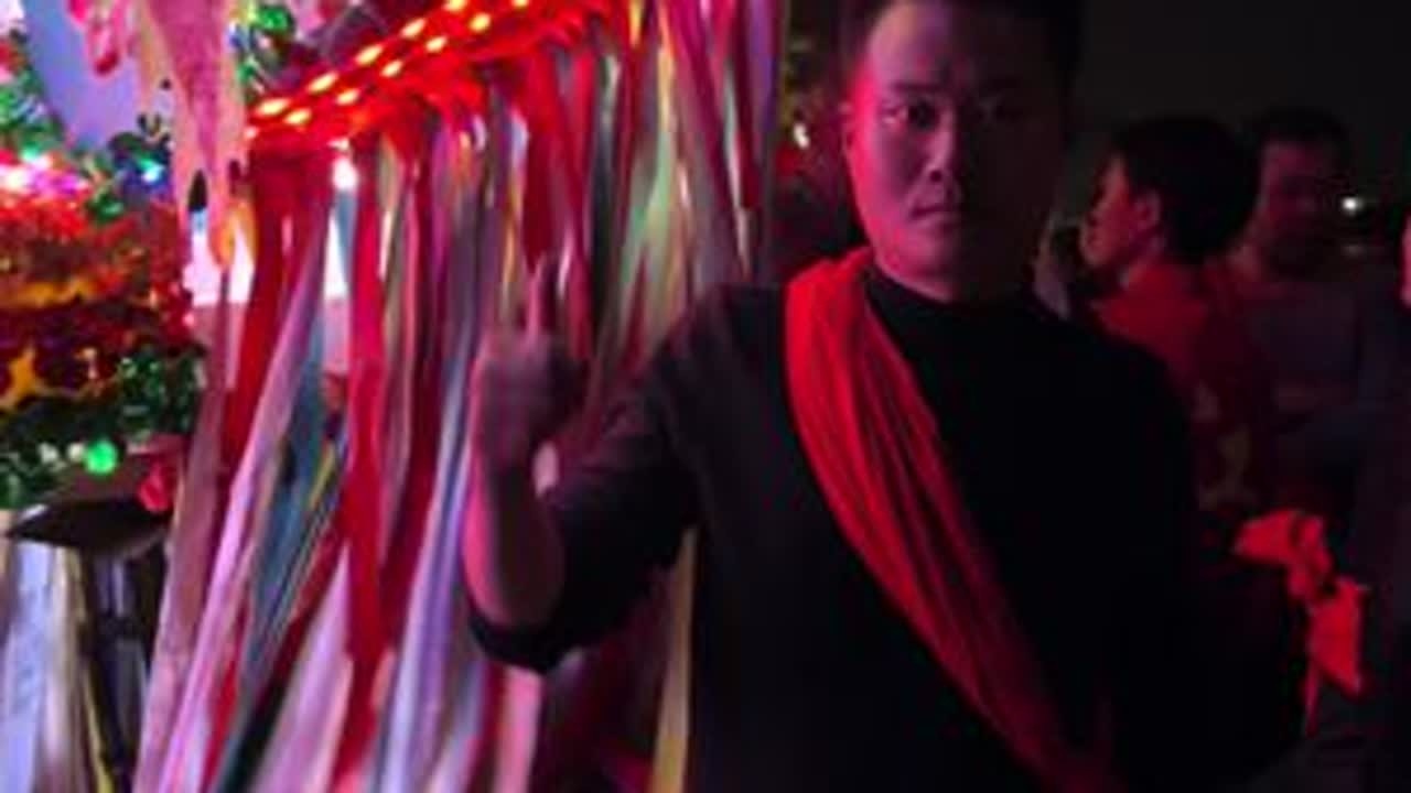 丰城同田乡龙雾州江家村舞龙灯、一年一次的龙灯，人山人海，漂亮即壮观，浓浓的年味，在流光里拥挤，也在璀璨中共祈丰年#过年的气氛真好 丰城非物质文化遗产