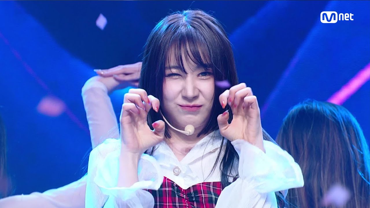 러블리 뱀파이어 '이채연'의 'HUSH RUSH' 무대 #엠카운트다운 EP.775 | Mnet 221020 방송