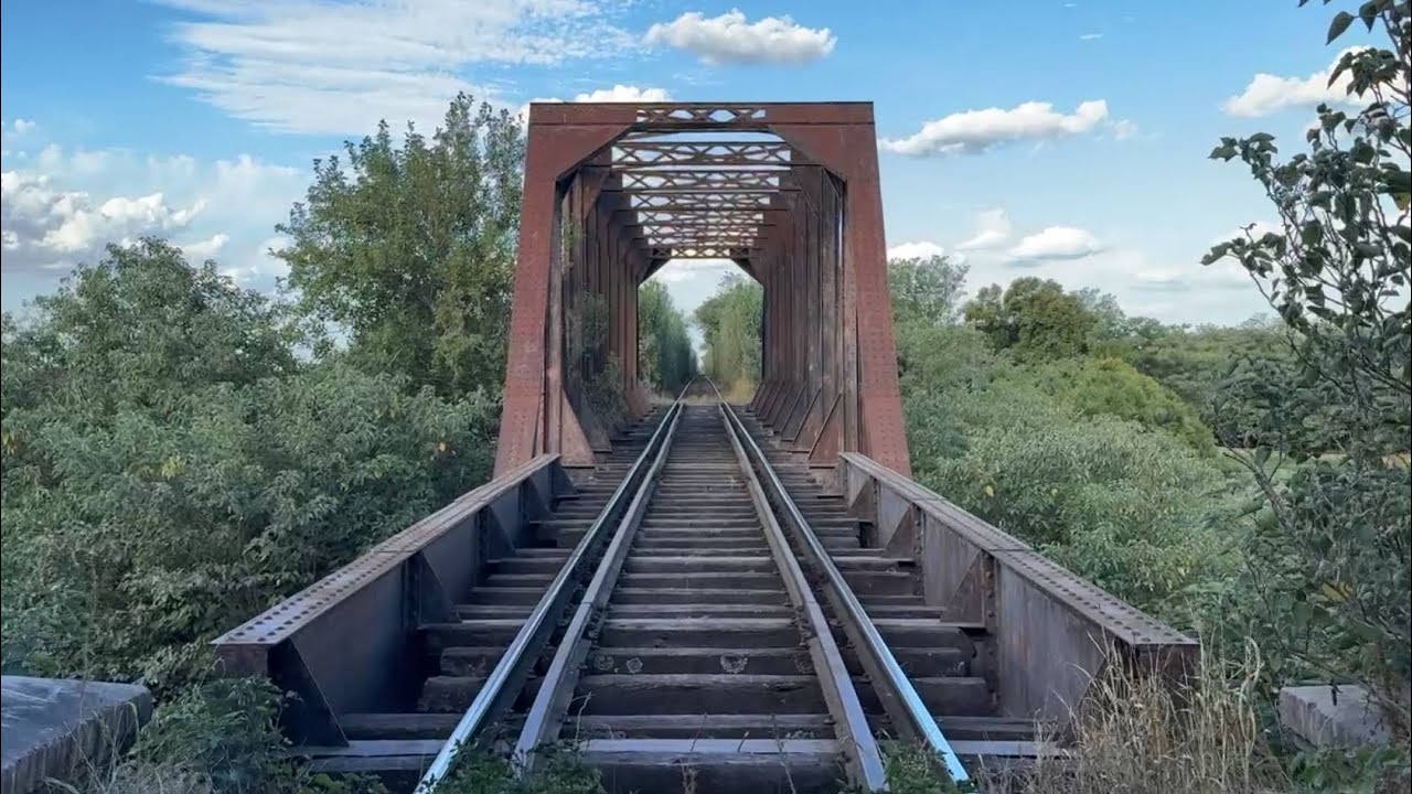 Walking through an old railway bridge in Argentina (No talking) 