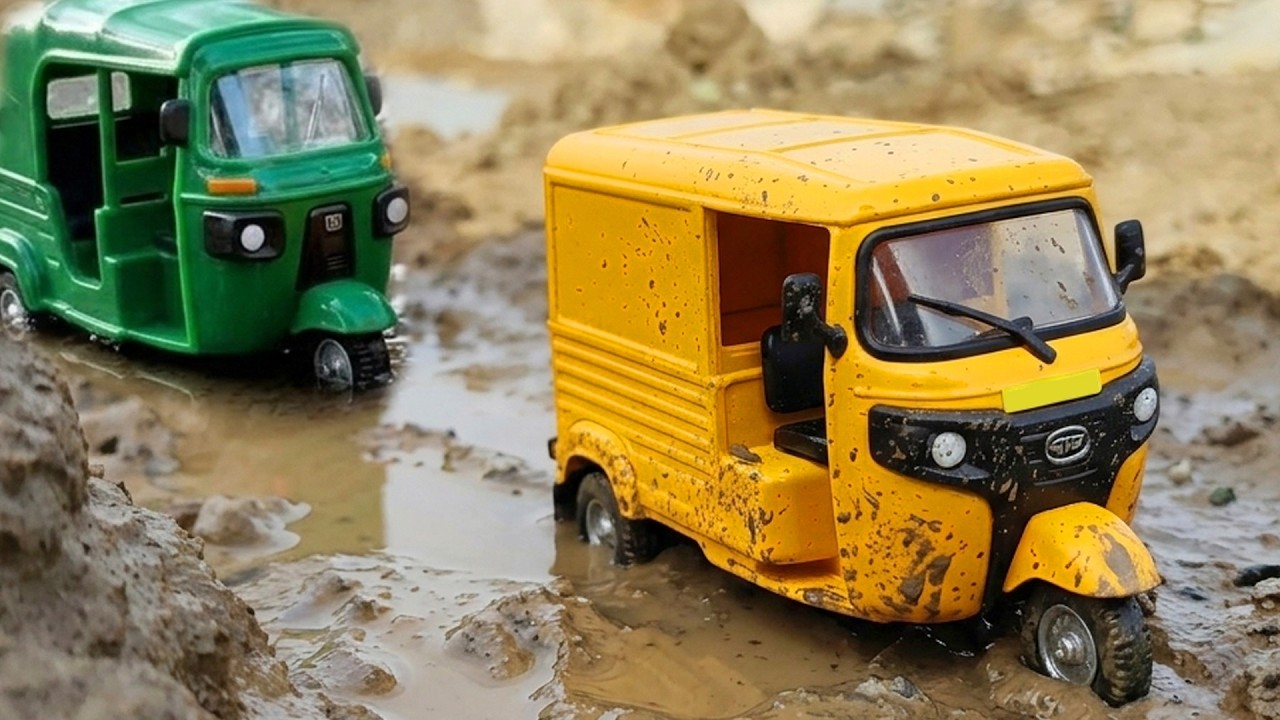 Diecast Model of Bajaj Auto Rickshaw In Action | Tuk Tuk | Scale Models | Auto Dominator