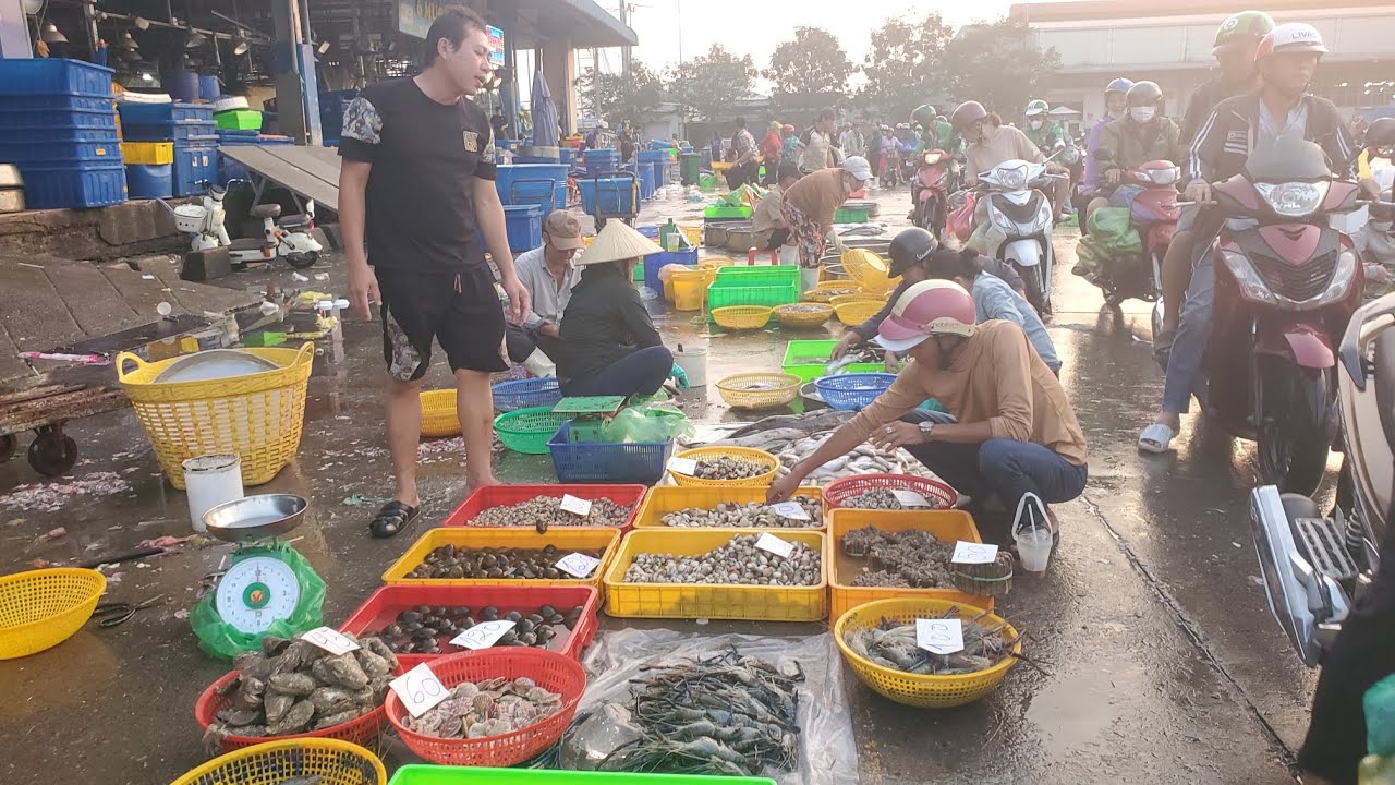 Chợ đầu mối bình điền sáng mùng 6 tết cá đói 30k tôm càng 150k cá biển 35k đầu cá 15k 