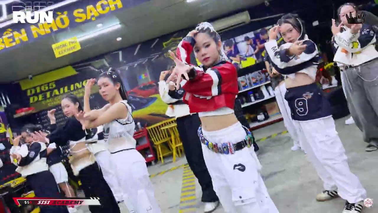 [EM XINH SAY HI] RUN - Châu Bùi, Ánh Sáng AZA, 52HZ, Yeolan, LyHan Dance by @sisiacademy1078