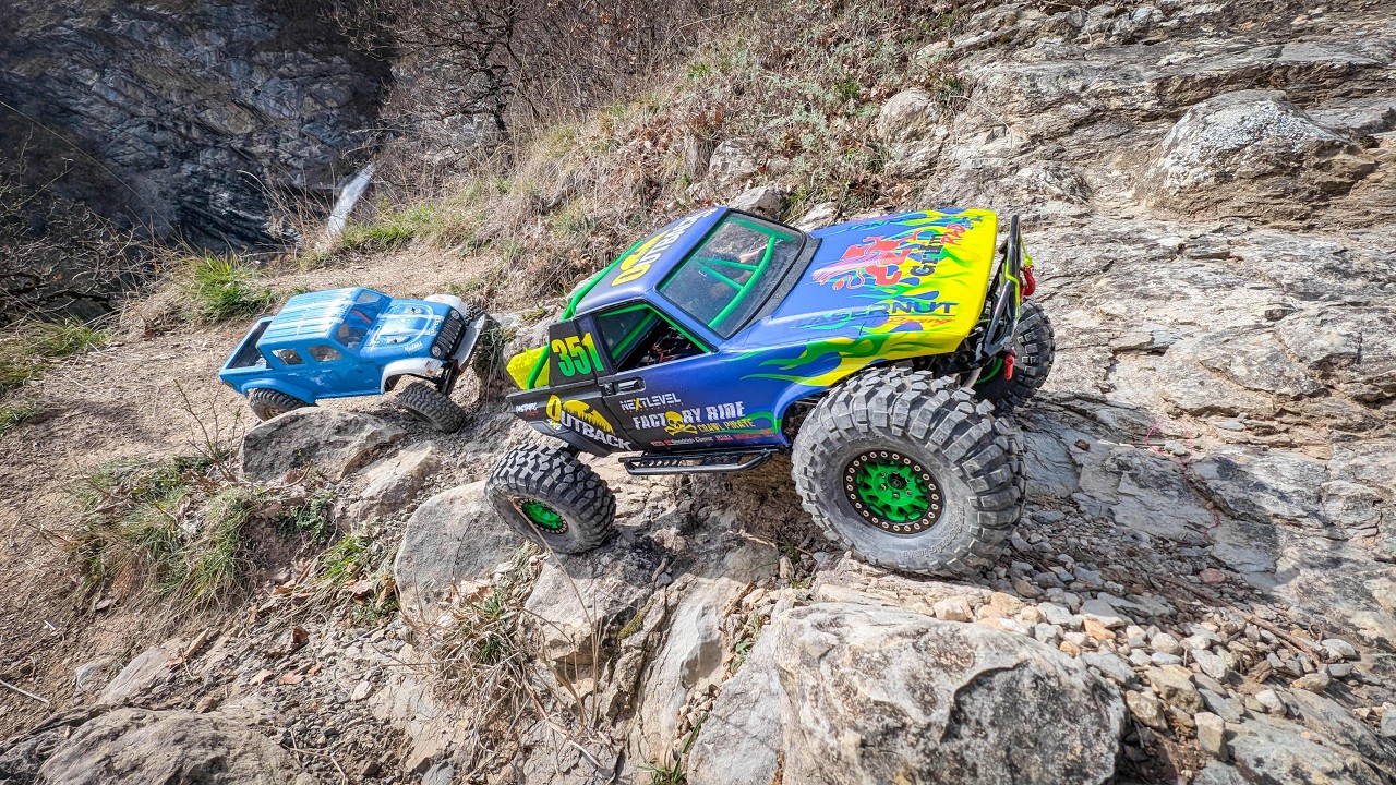 Axial SCX10 and Capra chassi Toyota, crawling, Claix