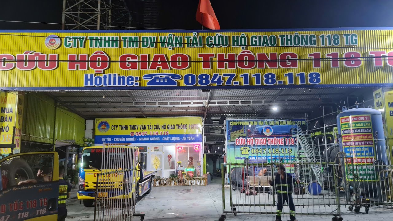 ĐI XE CỔNG TRÊN CAO TỐC CẦN THƠ SÀI GÒN - TP.HCM (  RIDE A TRAFFIC RESCUE VEHICLE ON THE HIGH WAY )