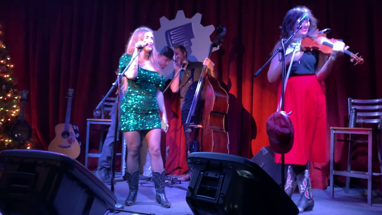 Sierra Ferrell * ROCKIN AROUND THE CHRISTMAS TREE * Paducah Beer Werks - 12/12/21