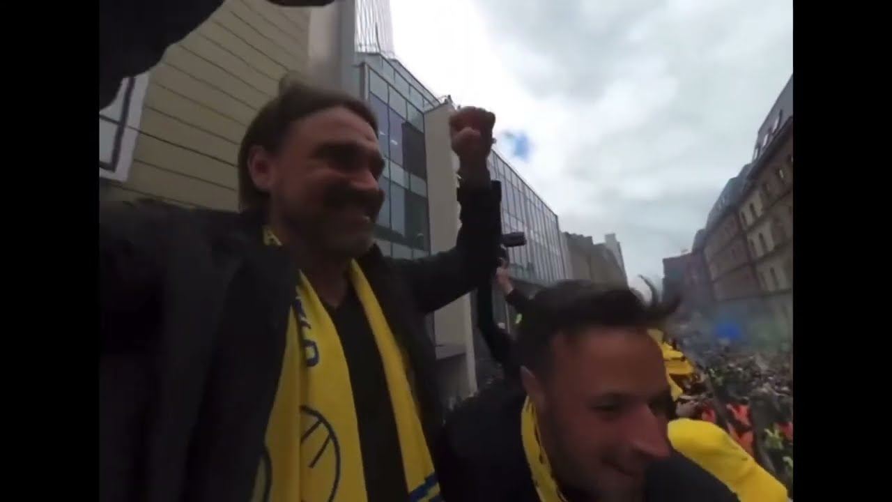 Daniel Farke sings to fans at Leeds United Bus Parade
