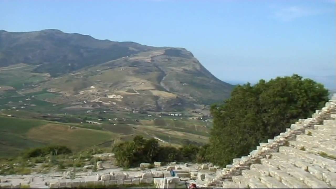 SICILIA - SEGESTA : Il Tempio dorico e il Teatro