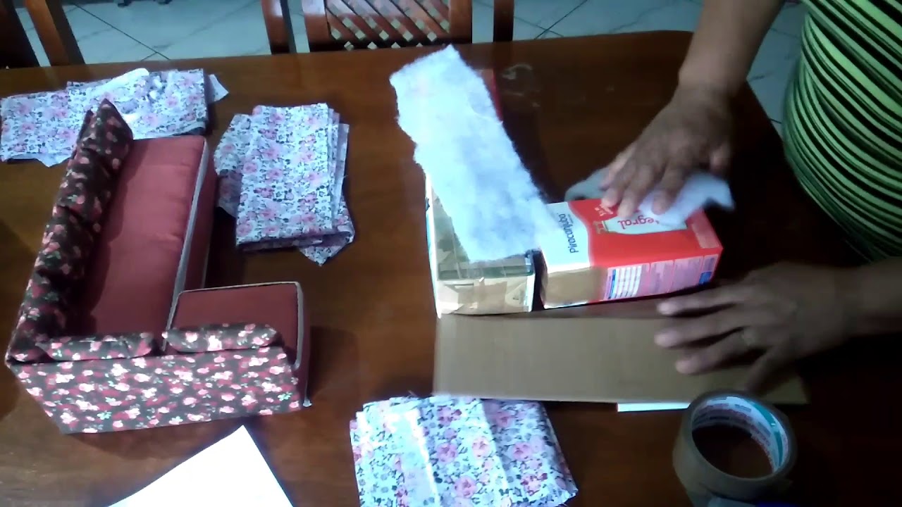 Sofazinho de canto feito com caixa de leite 1° passo