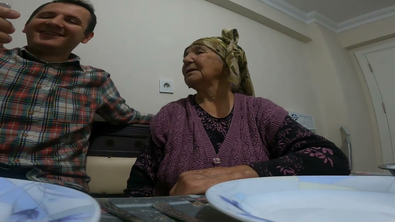 Ananem şehir hayatına alışı. Köyünü daha özlemedi. Şehirde akşam yemeği