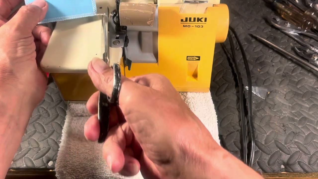 Juki Serger-Old School (MO-103) by Juki Tokyo Industrial Co. LTD. Super smooth operator (video 318)