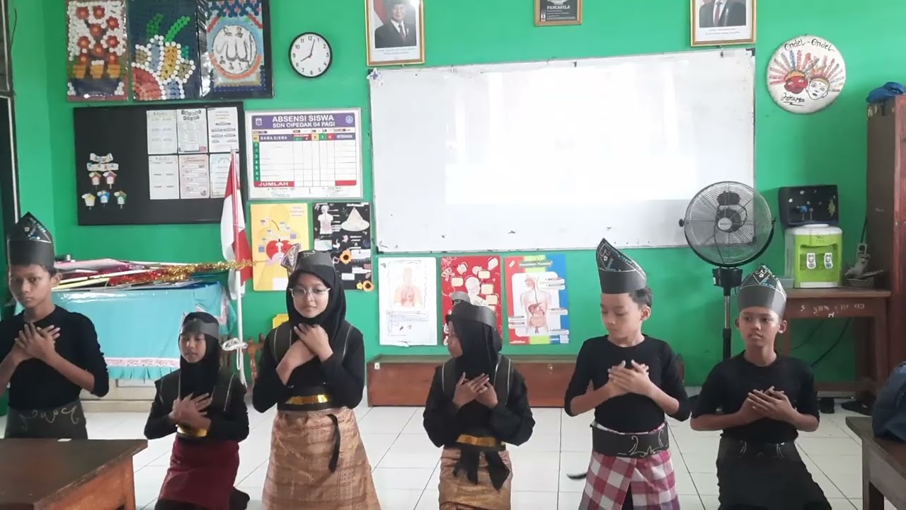 TARI BUNGA JEUMPA KELAS 5D (SDN CIPEDAK 03)