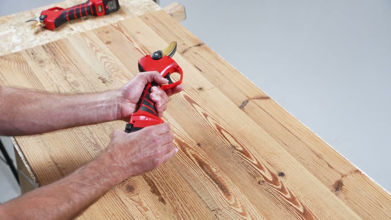 FELCO 834 - TURNING ON THE TOOL