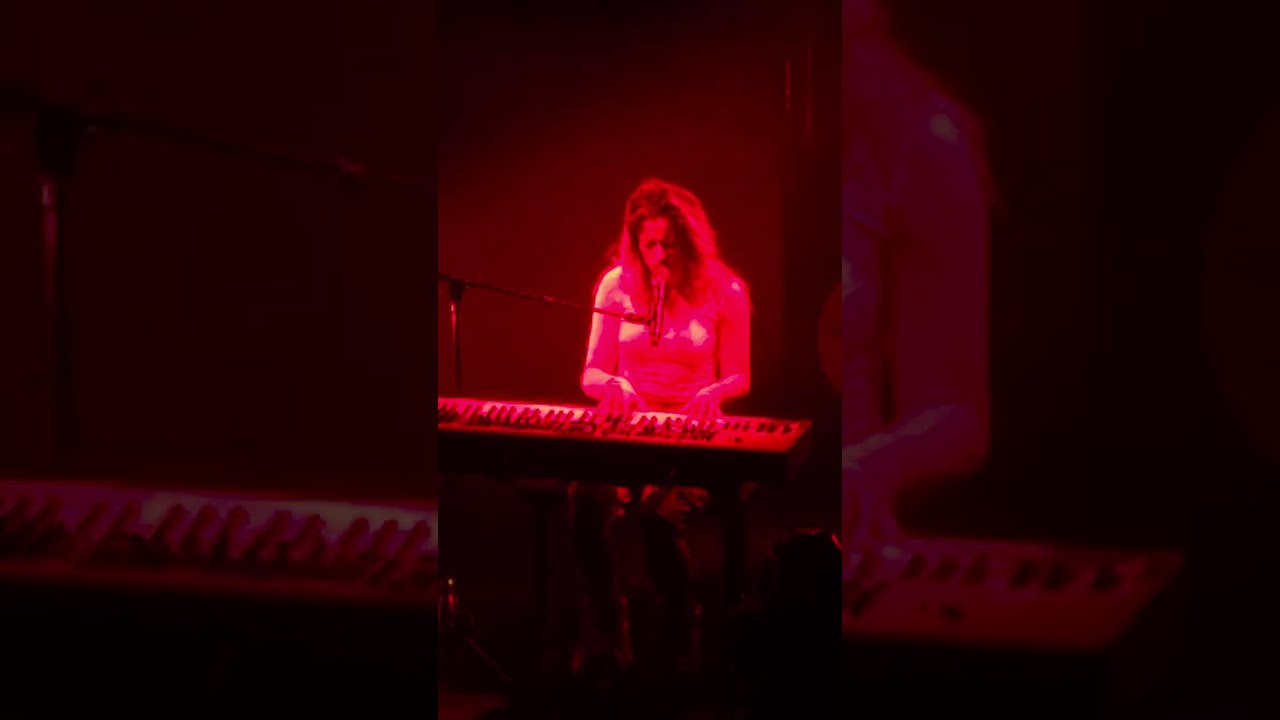 Iliona - Ça n'existe pas (live) - Les Docks, Lausanne 01/11/2025
