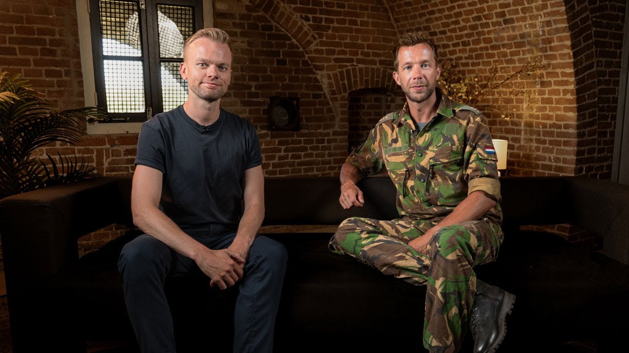 Queer bij Defensie: Winq-hoofdredacteur Martijn Kamphorst in gesprek met militair docent Jaus