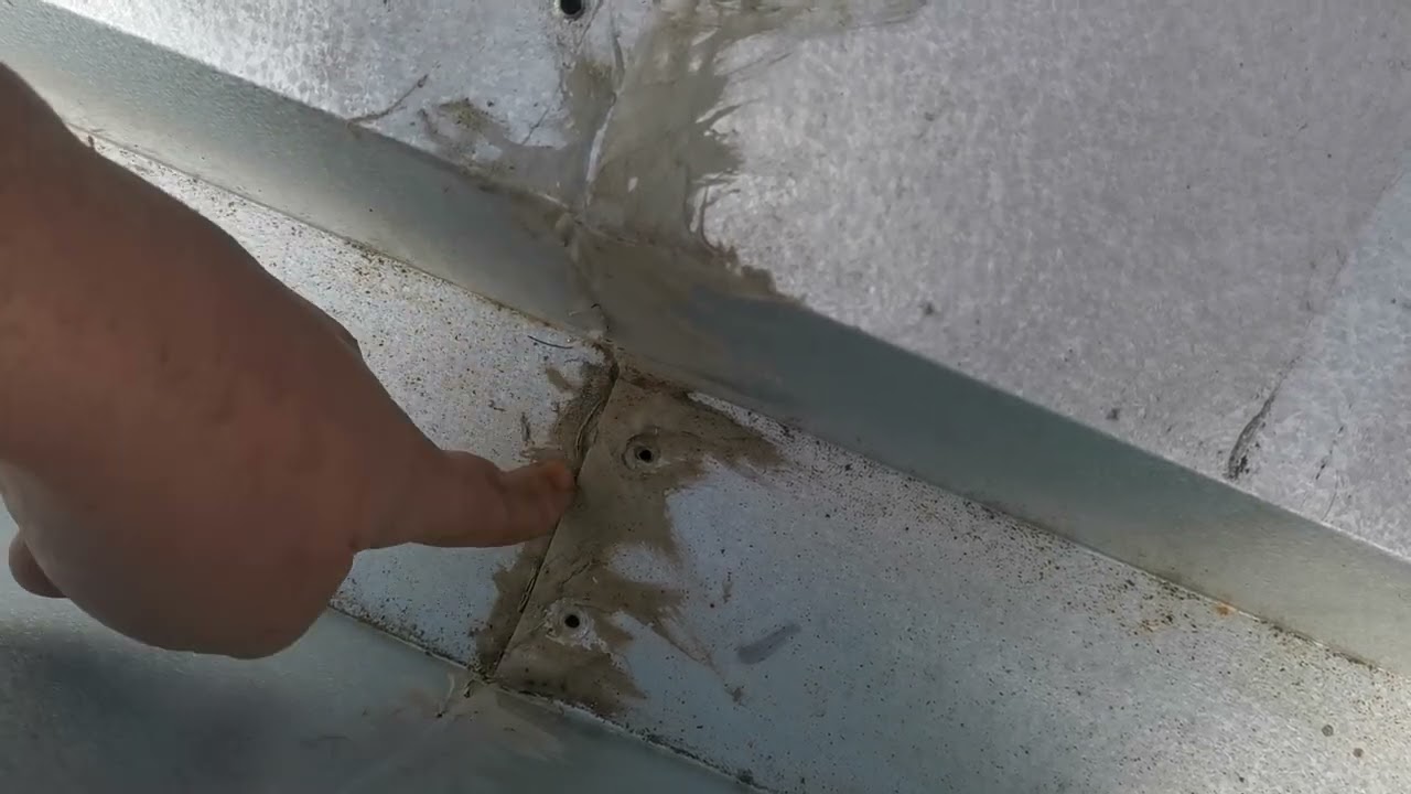 Típico error en uniones de canaletas metálicas