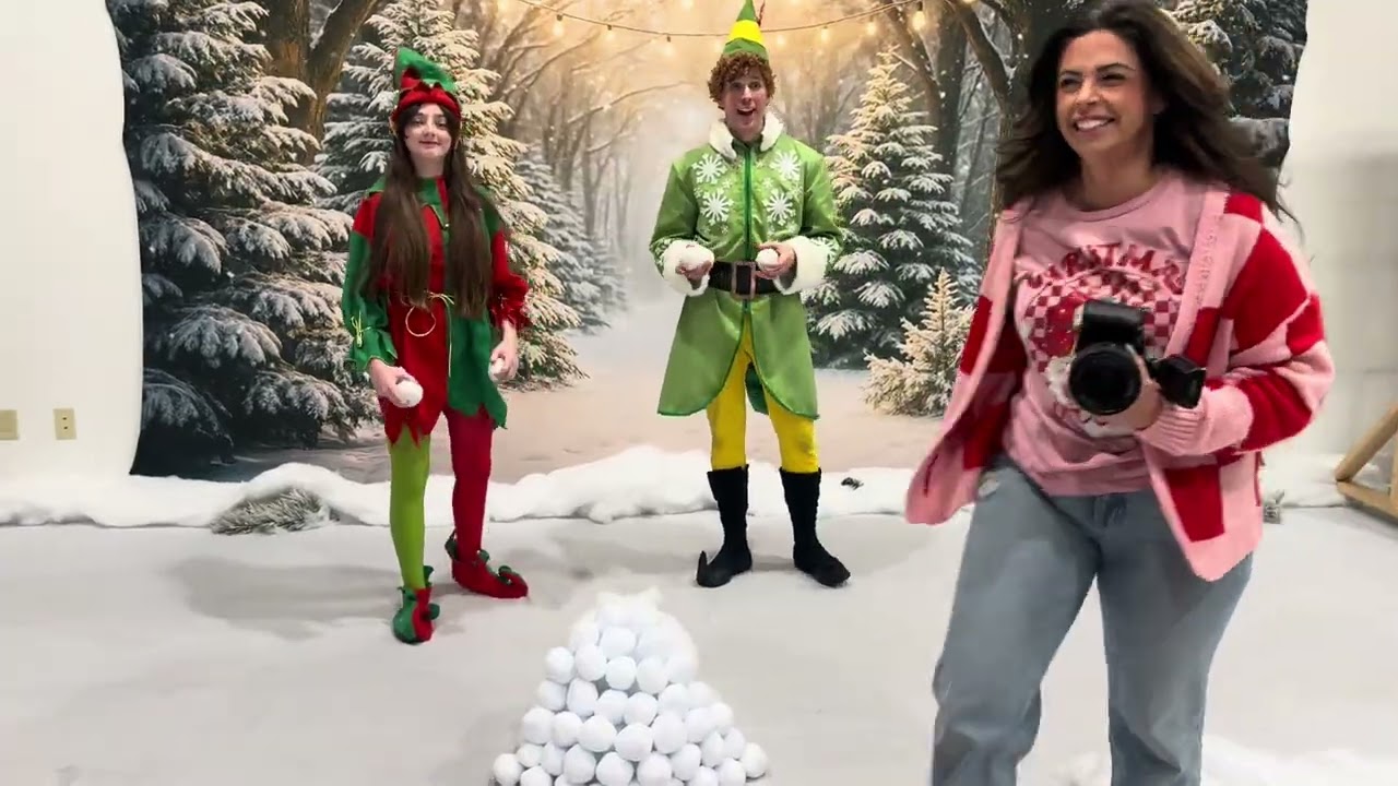 Behind the Scenes of a Christmas Photo Experience | Nikki Lynn Photography