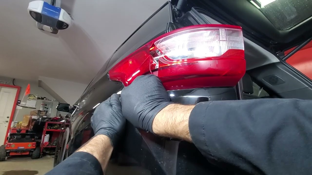 Замена задних фонарей Chevrolet Traverse