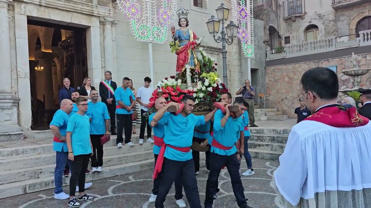 L'Uscita dalla Chiesa Madre di Condrò del Simulacro di San Vito Martire con il tradizionale ballo