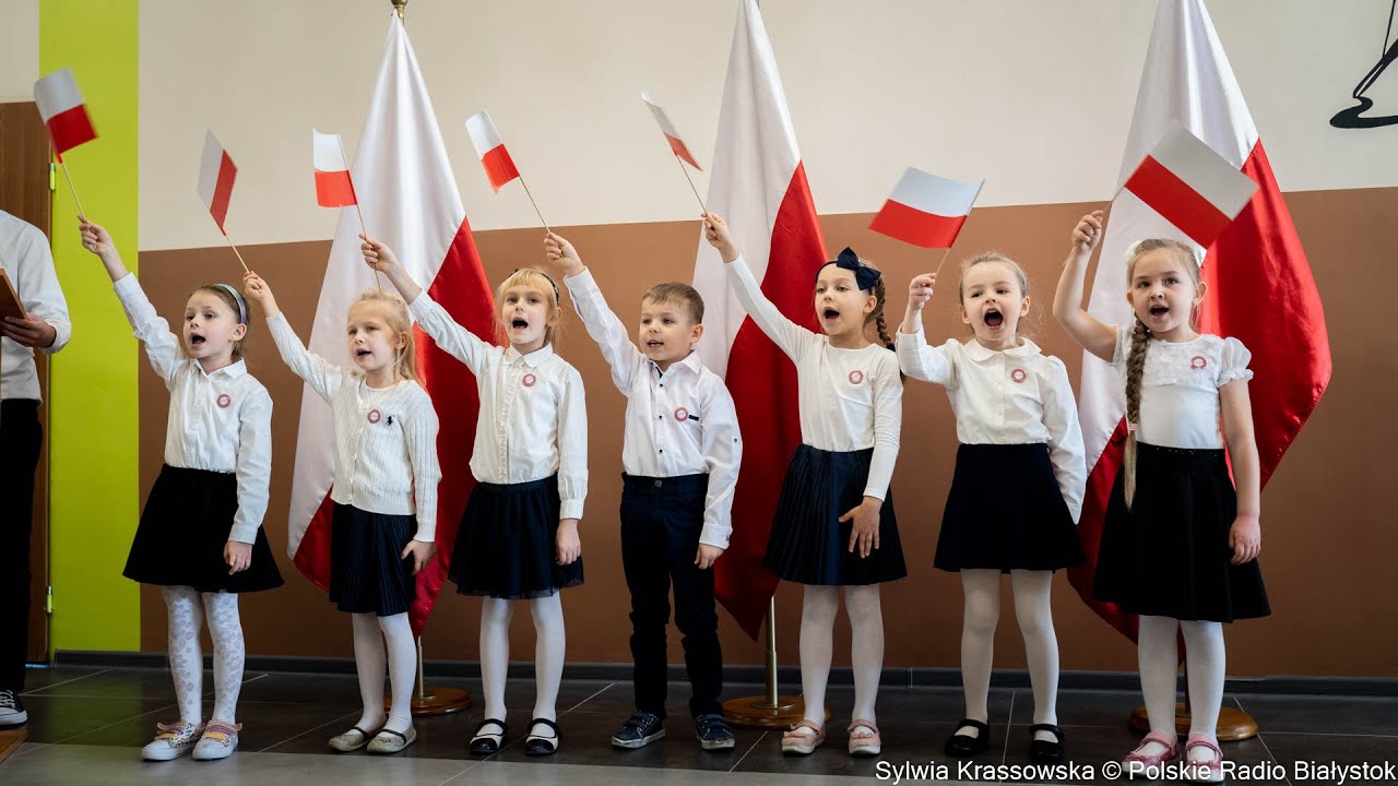 Uczniowie ze szkoły w Tykocinie zaśpiewali hymn Polski 