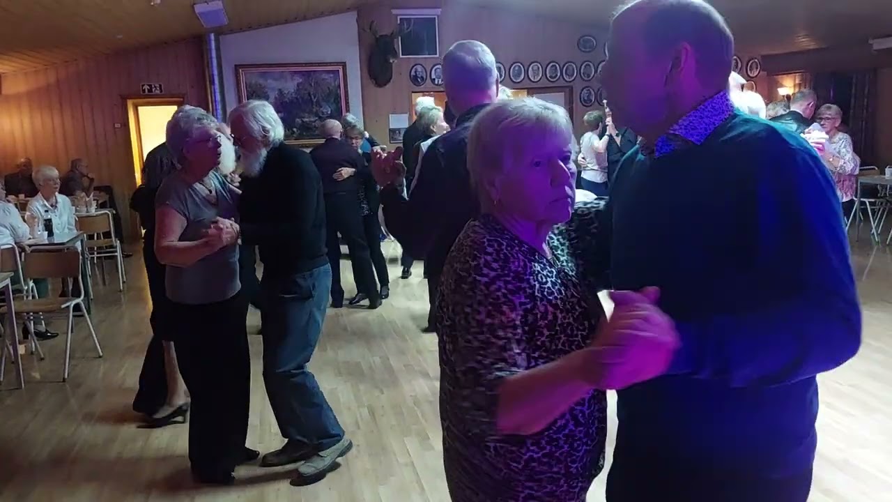 En runde i baren med Vilhelmz Nes Pensjonistforening p&aring;  Skogbygda Magne Engebretsen Dansnytt
