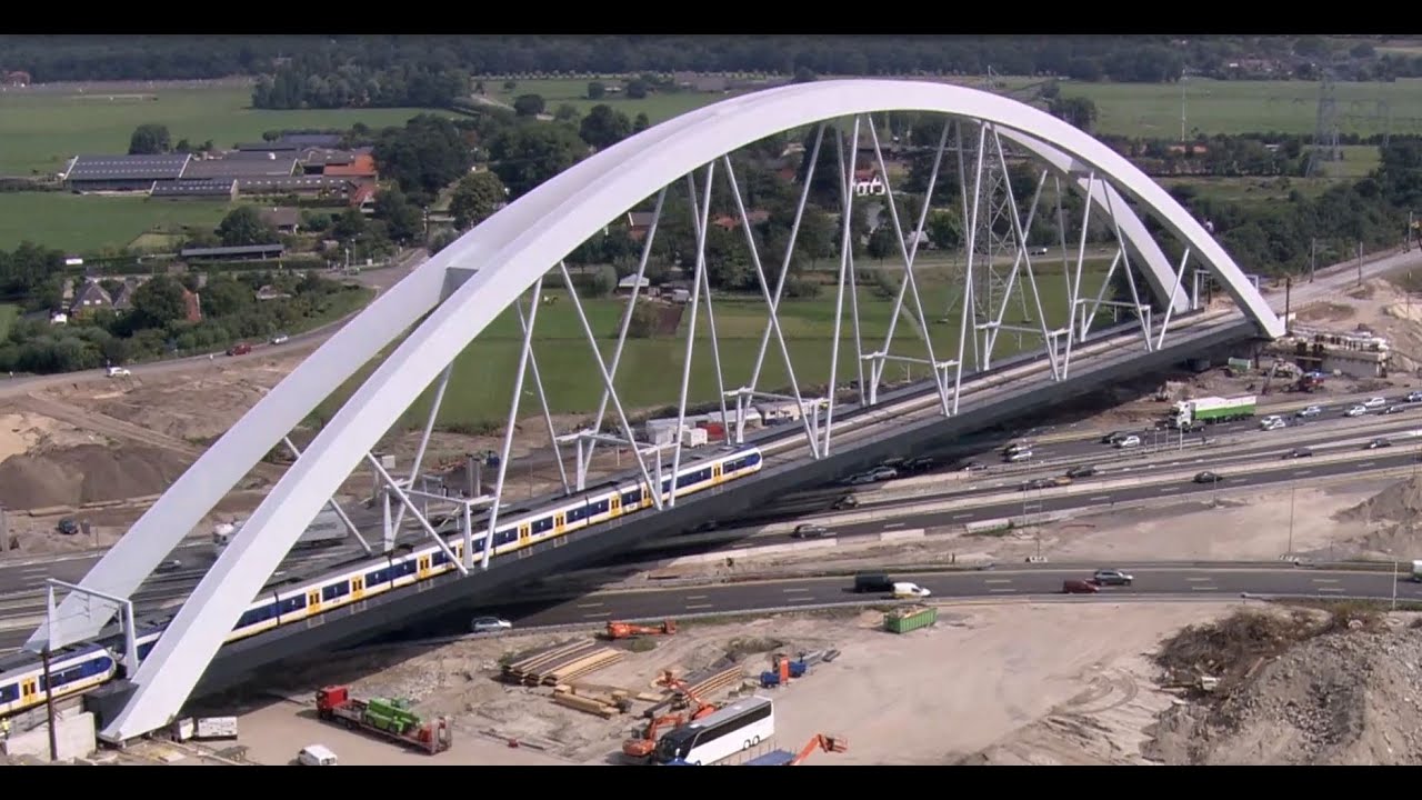 Eerste trein over nieuwe spoorbrug Muiderberg (Aftermovie)
