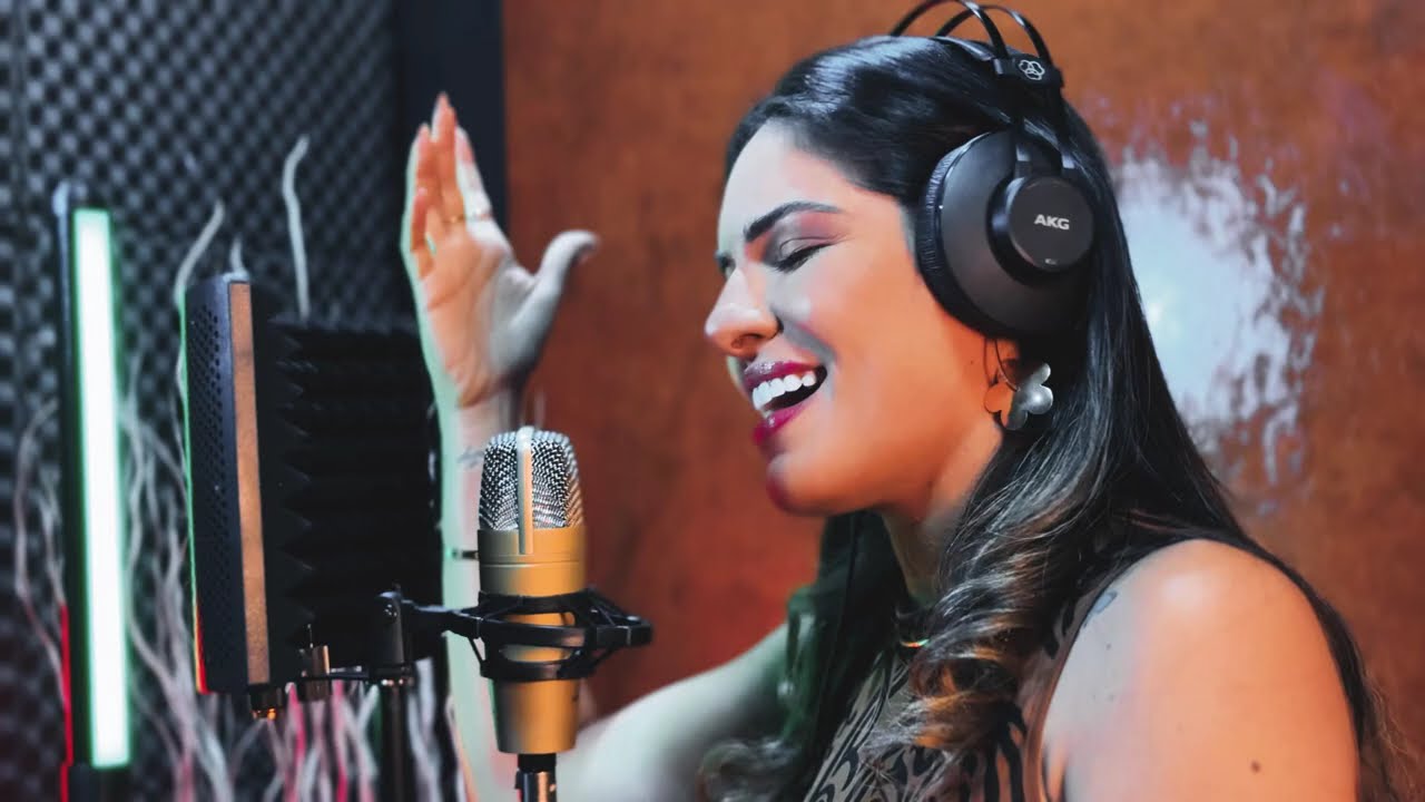 ADRIANA OLIVER - CONECTANDO CULTURAS  ( V&iacute;deo clipe )