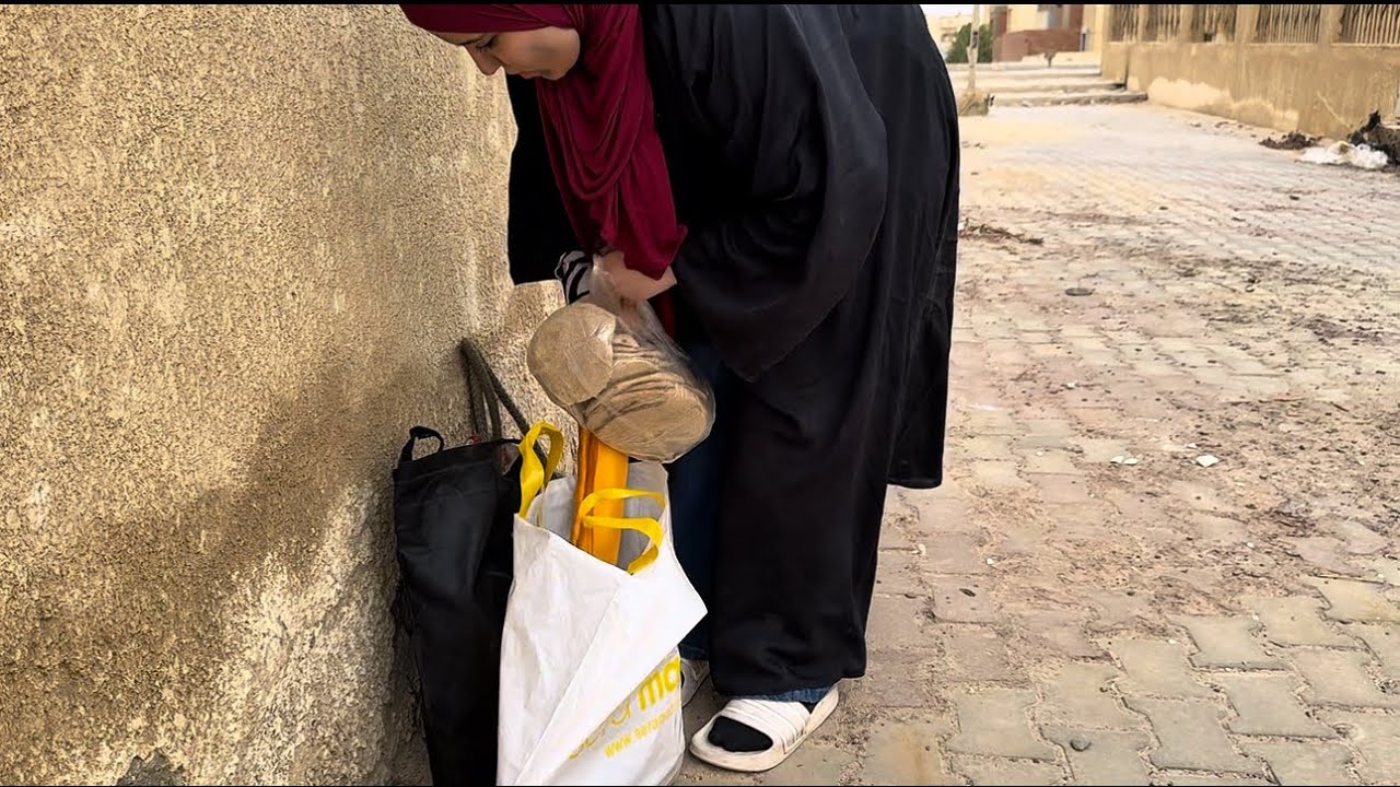 بنت بدلت الاكل فى الطريق بدل ما توصله عشان امها شوف الام عملت اى