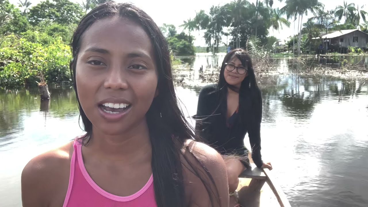 As ribeirinhas mostrando a cheia do rio na comunidade onde vivem no Amazonas