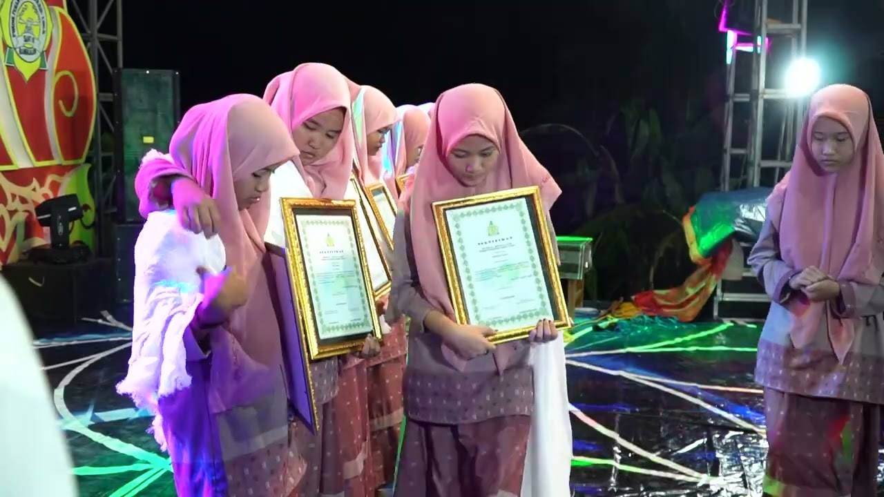 prosesi wisuda al miftah angkatan ke 7 pondok pesantren sirrul cholil ngerasa lerpak geger bangkalan