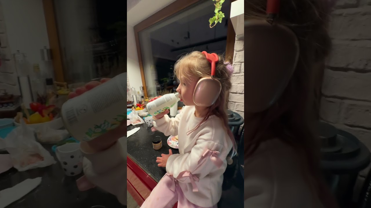 PRANKING MOM 🤮😭 #siblings #funny #sisters👭🏼