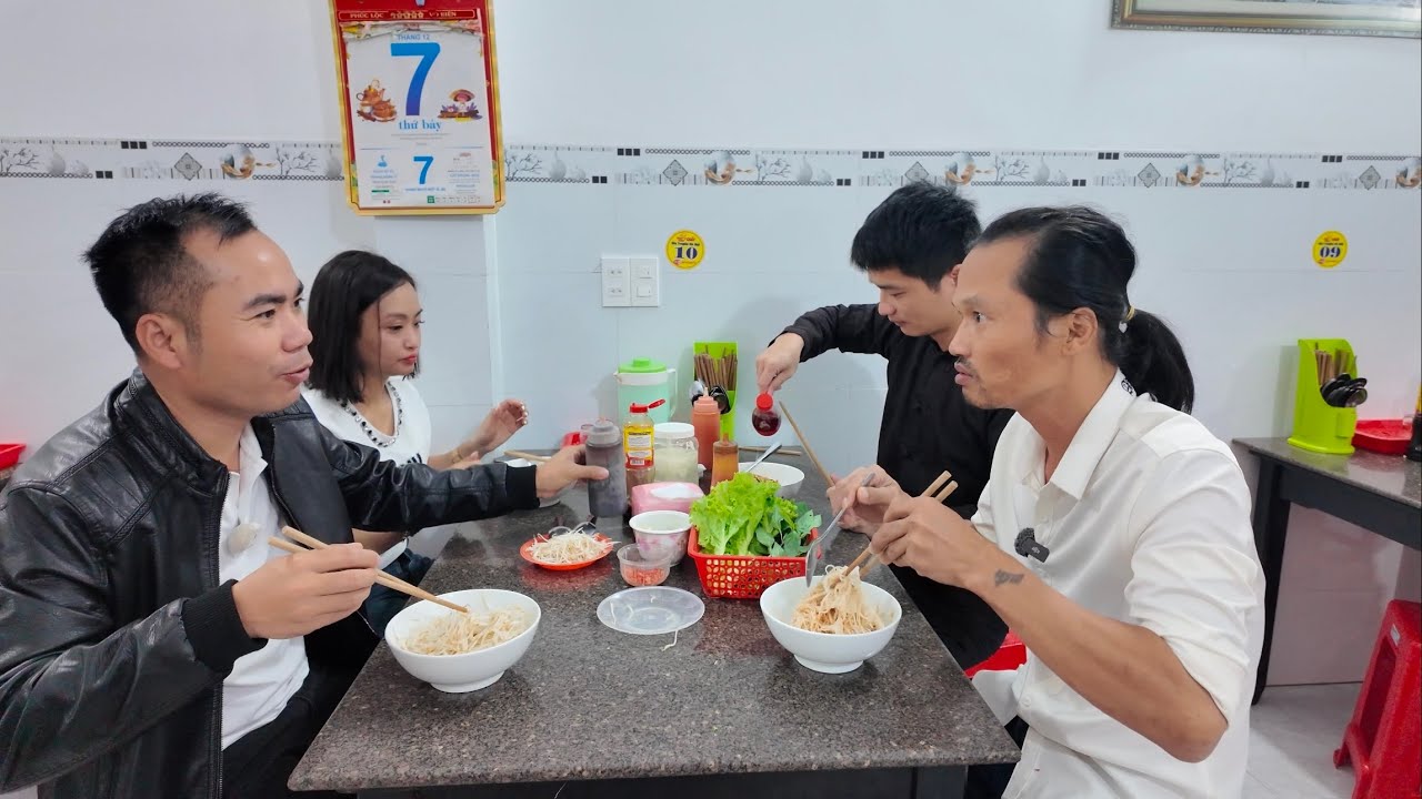 Đưa Team Nguyễn Tất Thắng Đi Ăn Phở 2 Tô. Gặp Em Gái Hát Bằng Tiếng Anh Như Gió