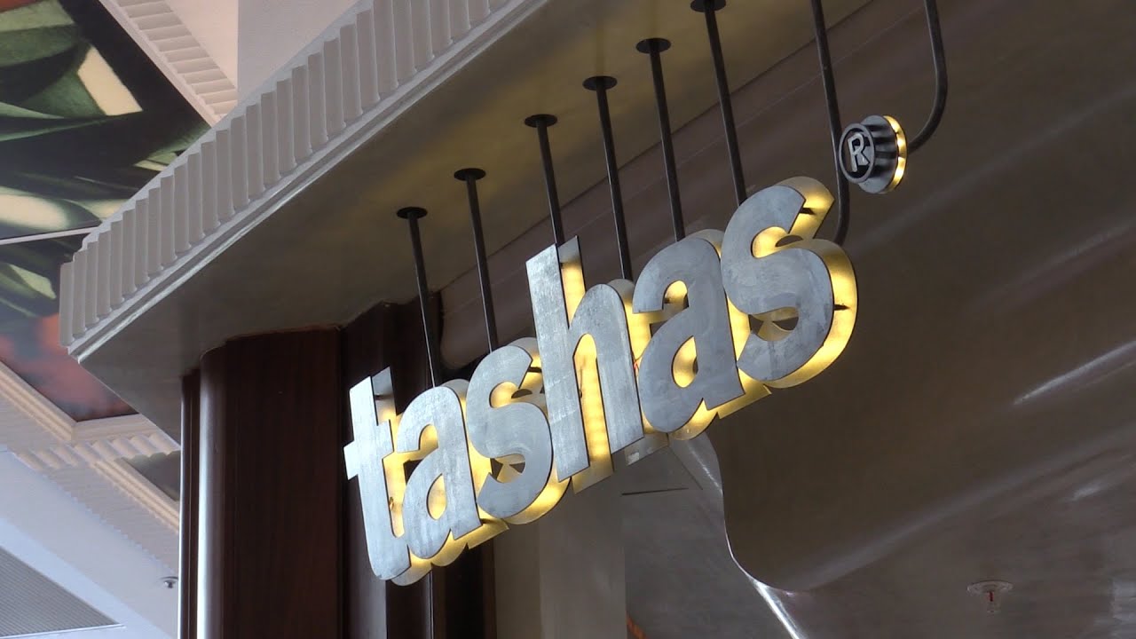 Superficialgirl at Tashas, Canal Walk