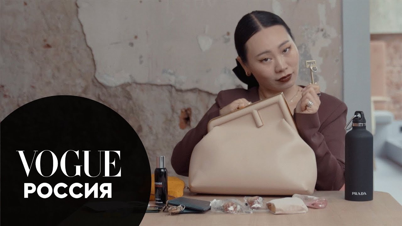 Что в сумке у Ян Гэ? | Vogue Россия