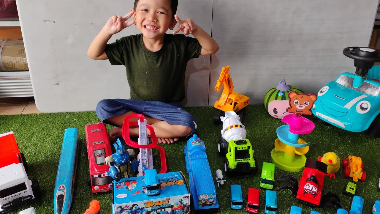 BERMAIN DAN MEMBUKA MAINAN KERETA THOMAS AND FRIENDS ROBOT