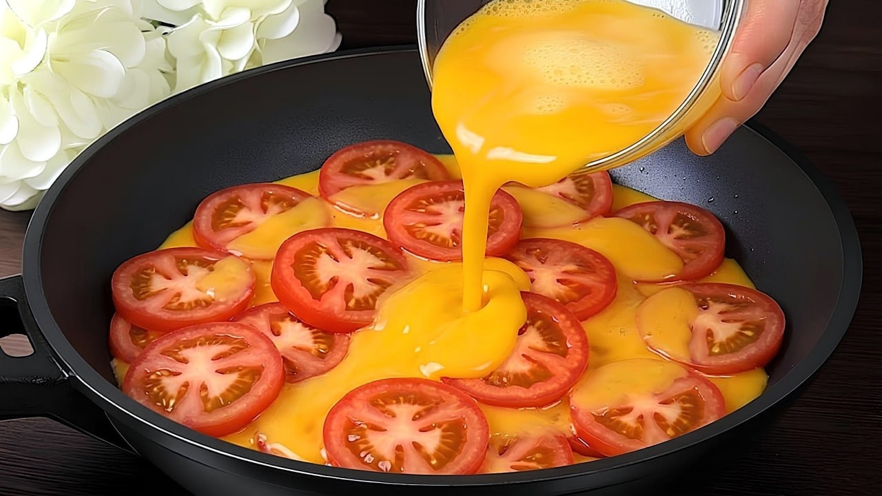Это так вкусно и просто, что вам захочется готовить это каждый день! Рецепт помидоров с яйцами.