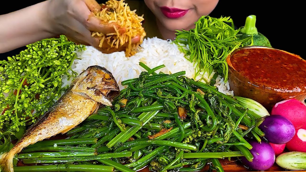 EATING HEALTHY FOOD||STIR FRIED CHAYOTE PLANT, SPICY TAMARIND FISH PASTE & FRESH VEGETABLES