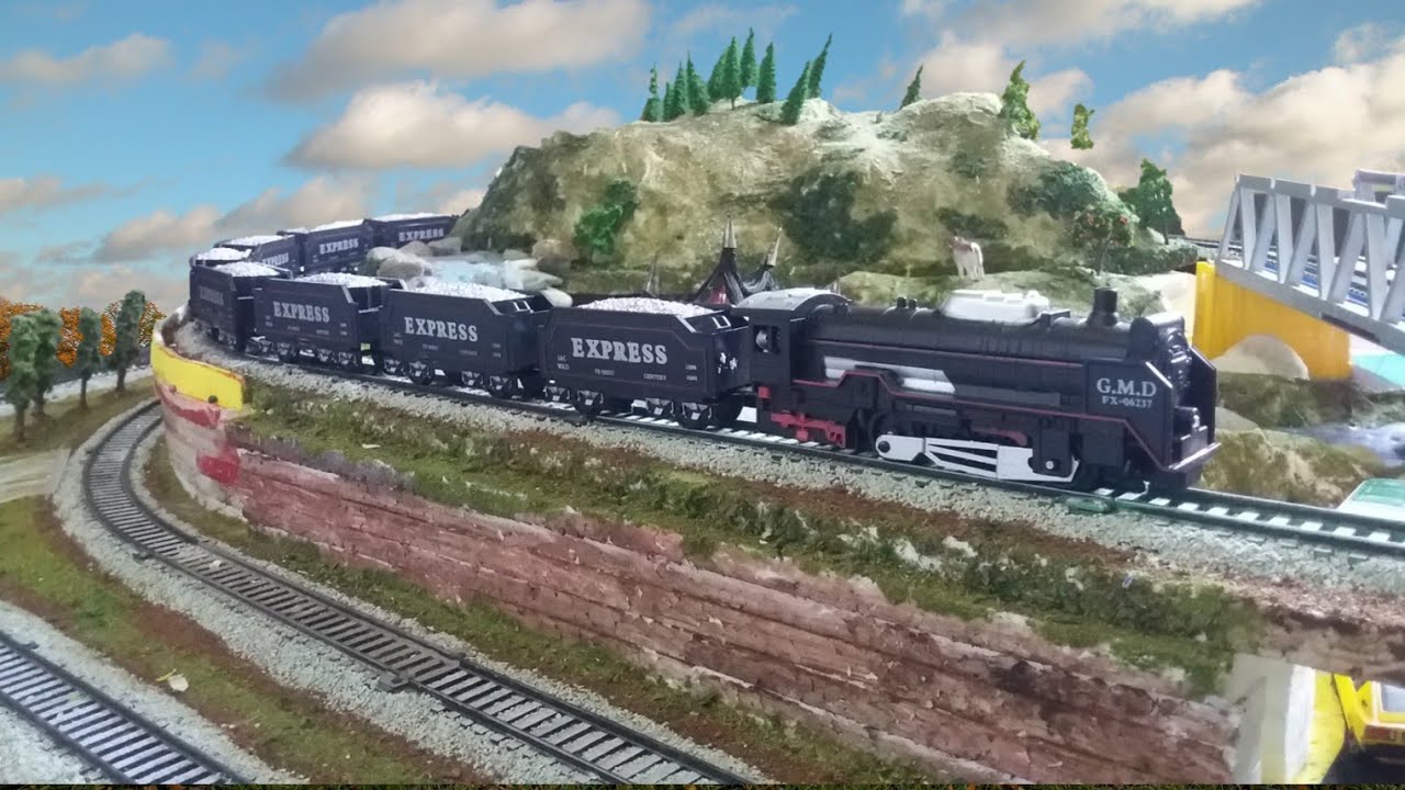 Look at How Strong a Rail King locomotive Pulls 9 Coal Cars On an Uphill and Cornering Track!!