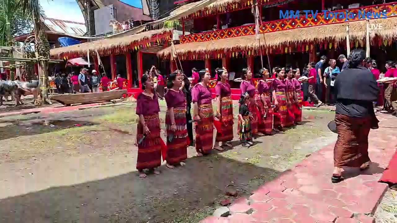 Menerima Tamu Rambu Solo' Almh. Nek Ulia di Tongkonan Kandean Sa'dan Malimbong