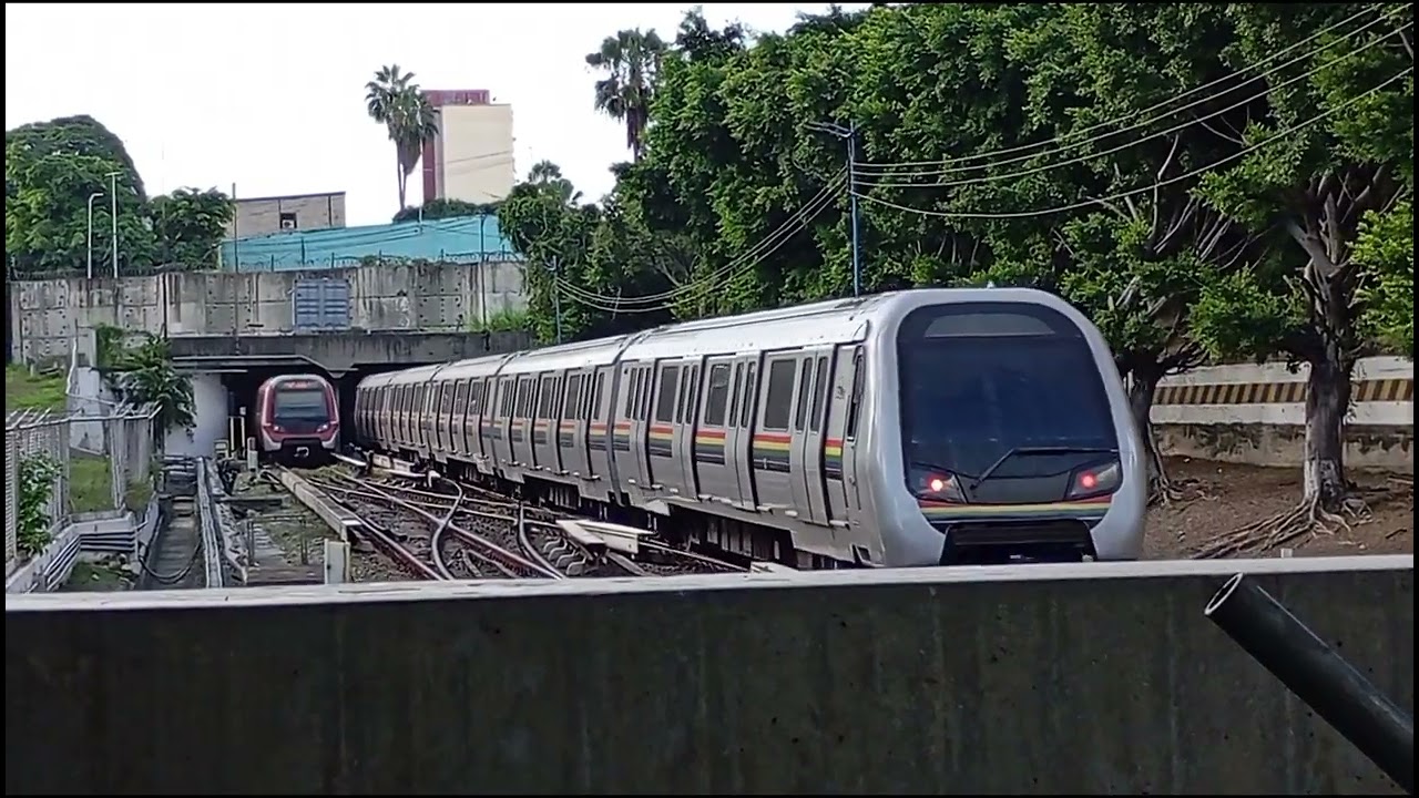 Estación Agua Salud: Dos Trenes CAF entrando y saliendo en dicha estación