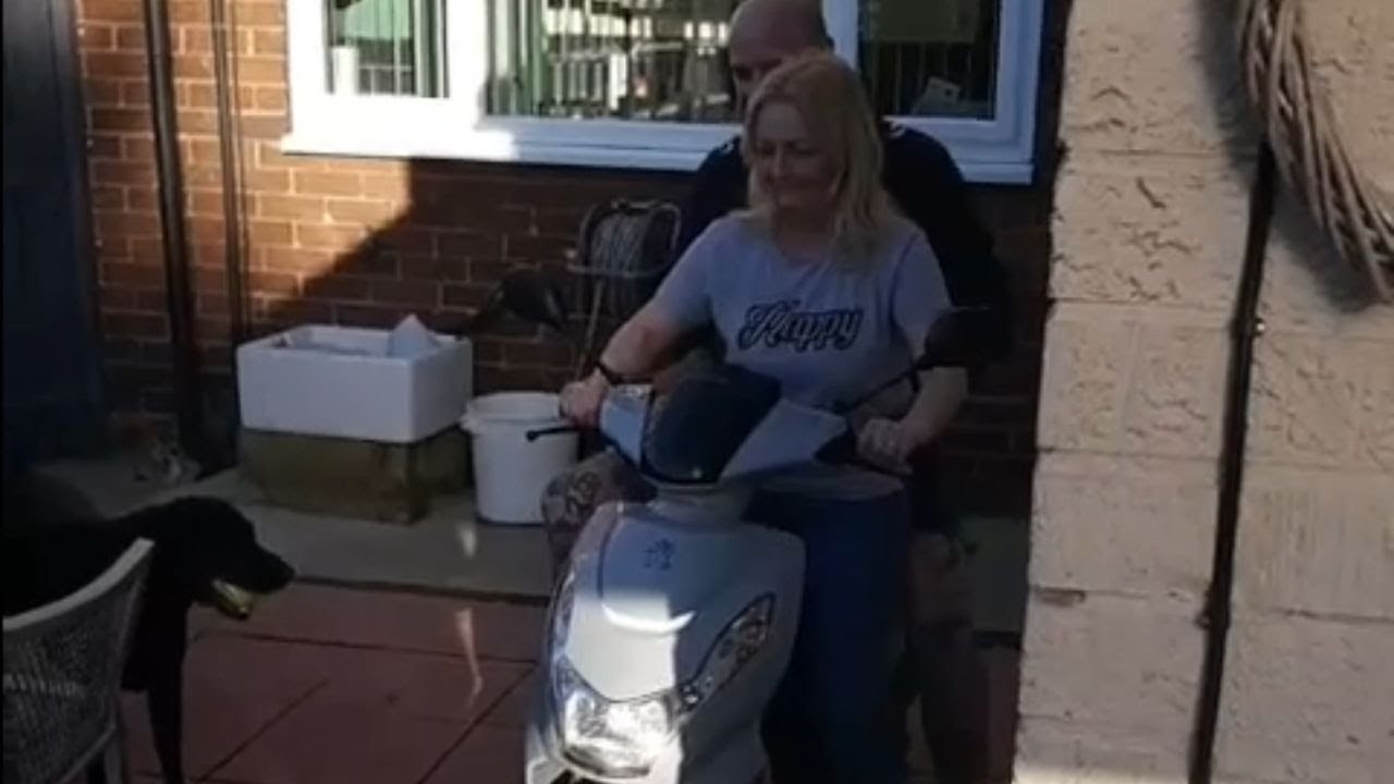 Moped beginner's first-time ride turns tumultuous || WooGlobe