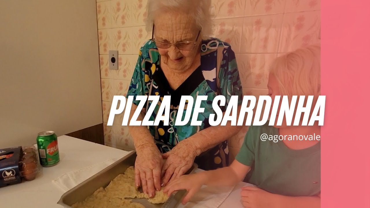 Aprenda a fazer pizza de sardinha à moda antiga com a Vo Thereza